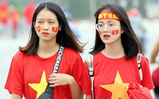 CĐV "nhuộm đỏ" quảng trường SVĐ Mỹ Đình trước trận Việt Nam - UAE
