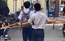 Pha lừa đảo ngoạn mục của cậu học sinh: Sáng chống nạng đi học, chiều đã catwalk điệu nghệ như siêu mẫu