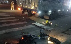 Xe tải biển Lào đâm loạt xe máy ở ngã tư khiến 1 người tử vong, 2 người bị thương nặng