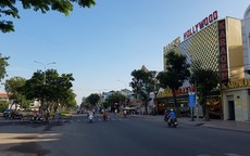 Can ngăn 2 cô gái đánh nhau ở Sài Gòn, 2 nhóm thanh niên hỗn chiến kinh hoàng trên phố