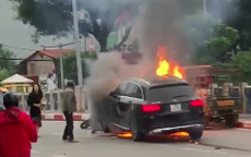Chiến sỹ CSGT kể lại giây phút kéo người mắc kẹt ra khỏi gầm xe Mercedes đang rực lửa