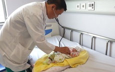 Em bé 8 ngày tuổi ở Lào phải gửi sang Việt Nam phẫu thuật tim phức tạp