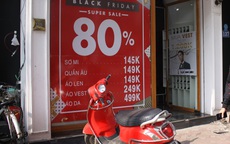 Nhiều cửa hàng thời trang ở Hà Nội đã chạy đà cho ngày mua sắm Black Friday bằng việc treo biển giảm giá mạnh tới 80% các sản phẩm