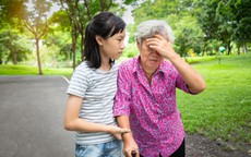 Chóng mặt và nỗi lo sợ té ngã của người già