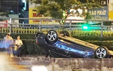 Mercedes lật ngửa sau tai nạn, tài xế thoát chết