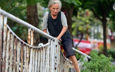 Hà Nội: Có nhà, có con cháu, cụ bà 74 tuổi vẫn thích sống tạm bợ dưới gầm cầu