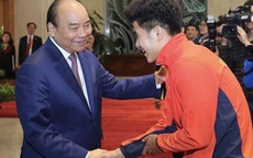 Thủ tướng Nguyễn Xuân Phúc chúc mừng HLV Park Hang-seo, Mai Đức Chung và toàn thể các cầu thủ vàng của bóng đá Việt Nam