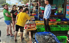 Chợ hải sản “không mặc cả” trên đảo Nam Du