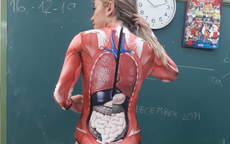 Cô giáo được khen khi diện đồ bó sát dạy về giải phẫu trên lớp