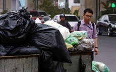 Choáng trước cảnh phố phường Thủ đô ngập rác sau khi dân chặn xe vào bãi rác Nam Sơn