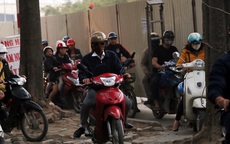 Hà Nội: Xe máy, ô tô "đánh vật" để di chuyển qua công trường đường đua F1