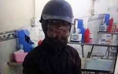 Người mặt đen "quái dị" cầm đầu gà đi ăn xin ở Hà Nội khiến dân mạng hốt hoảng