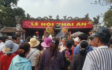 Lễ khai ấn đền Trần Nam Định: Tấp nập người đến cầu may, giá phòng nghỉ tăng vọt