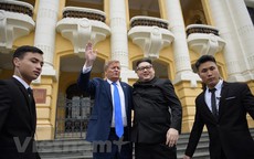 Cặp đôi đóng giả ông Kim Jong-un và ông Trump gây náo loạn Hà Nội