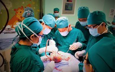 Phẫu thuật thành công bé gái sinh ra không có hậu môn