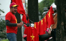 SVĐ Mỹ Đình "rực đỏ" cờ sao, người dân ùn ùn từ khắp nơi đổ về cổ vũ cho U23 Việt Nam