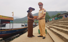 Một Đại úy CSGT ở Hà Tĩnh trao trả tài sản nhặt được cho người dân