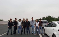 Đánh liều mạng sống, nhóm thanh niên dàn hàng ngang chụp ảnh trên cao tốc Hà Nội - Hải Phòng