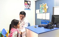 Bé gái 7 tuổi thiếu máu phải nhập viện, bác sĩ chỉ sai lầm nhiều mẹ mắc khi chăm con