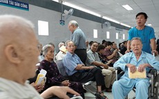 Nắng nóng kéo dài, bệnh viện ở Sài Gòn đông nghịt