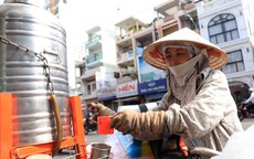 Những bình trà đá miễn phí trong nắng nóng ở Sài Gòn