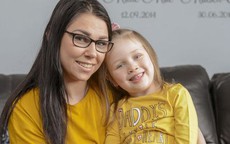 Bé gái Anh 3 tuổi cứu mẹ bị ngất tại nhà