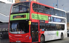 Cảnh sát Anh truy tìm 6 kẻ tấn công tình dục bé gái trên xe buýt
