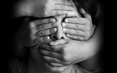 Trẻ bị lạm dụng tình dục không dám nói ra, nhưng những hành vi dưới đây của trẻ sẽ giúp bạn nhận biết được