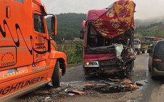 Sơn La: Xe container và xe khách biển Lào tông nhau trên quốc lộ 6