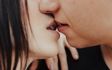 'Nụ hôn kiểu Pháp' có thể làm lây lan bệnh lậu