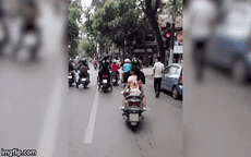 Mẹ dán logo 'đã uống rượu bia, không lái xe' rồi chở con gái đầu trần vượt đèn đỏ trên đường phố Hà Nội