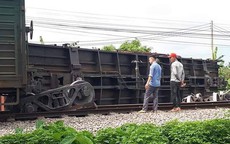 Tàu trật bánh lật toa xe ở Nam Định, đường sắt Bắc-Nam tê liệt