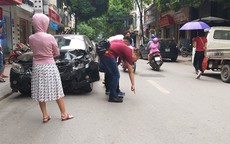 Hà Nội: Xe ô tô mất lái đâm liên hoàn, 2 mẹ con thoát chết trong gang tấc