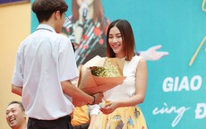 Á hậu Hoàng Oanh được nam sinh 'tỏ tình'