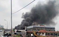 Hà Nội: Du thuyền bỏ hoang bất ngờ bốc cháy dữ dội sát mép Hồ Tây