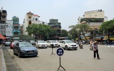 Nhiều phố ở Hà Nội: Người đi bộ nơm nớp nỗi lo mất an toàn giao thông