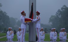 Lễ treo cờ rủ dưới mưa trong ngày Quốc tang Đại tướng Lê Đức Anh