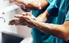 Rửa tay bằng xà phòng và các chế phẩm rửa tay sát khuẩn giúp kiểm soát nhiễm khuẩn tại các bệnh viện