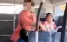 Ông bà lấy bô cho cháu gái đi nặng ngay trên xe buýt khiến cộng đồng mạng tranh cãi gay gắt