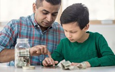 Sai lầm của cha mẹ khi dạy con 'tiền không quan trọng'
