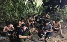 Hình ảnh những người lính cứu hỏa lấm lem ngồi ăn tại chỗ, nằm ngủ vạ vật canh cháy rừng xuyên đêm gây xúc động mạnh