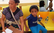 Xót xa cảnh người mẹ vùng cao lưng địu con 3 tháng, tay dắt con 10 tuổi bị vẹo cột sống về Hà Nội khám bệnh