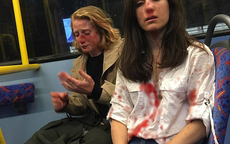 Hai cô gái đồng tính bị hành hung dã man chỉ vì không chịu hôn nhau cho những thanh niên trên xe buýt xem