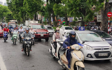 Hà Nội: Đón mưa rào trở lại sau những ngày nắng gắt, người dân hả hê đi làm trong tiết trời mát dịu