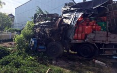 Ôtô tải nát phần đầu sau tai nạn, tài xế thoát chết trong gang tấc
