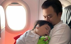 Con trai Lê Khánh ngủ trên vai bố trong lần đầu đi máy bay