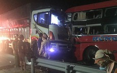 Xe khách vượt ẩu tông trực diện xe tải, tài xế tử vong, hàng chục người bị thương