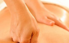 Coi chừng tử vong, liệt chi vì bấm huyệt, massage