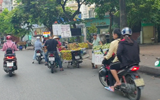 Hà Nội: Bán đảo Linh Đàm được “đặc cách” để 3 làn ô tô dưới lòng đường, vỉa hè?