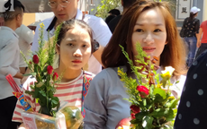 Rằm tháng 7 nhộn nhịp người cầu an tại Thủ đô Hà Nội, mặc cho trời nắng nóng vẫn nườm nượp tới chốn linh thiêng